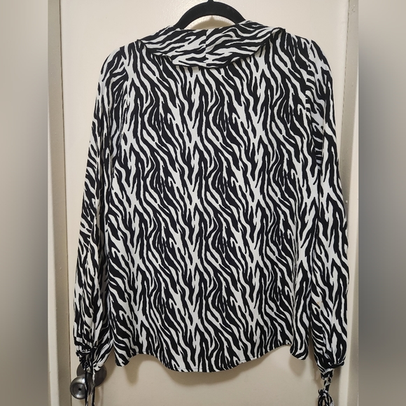 ZARA Size Small Black and White Animal Print Top - Picture 7 of 9